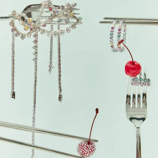 ARGOLA COM CRISTAIS EM CORAÇÕES