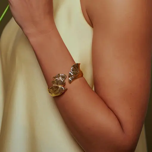 BRACELETE COM ABERTURA E PÉTALAS DE FLOR BANHADO A OURO