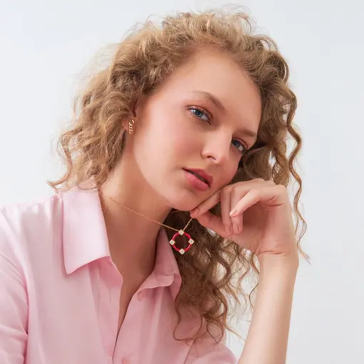 COLAR COM PINGENTE REDONDO VAZADO ESMALTADO BANHADO A OURO