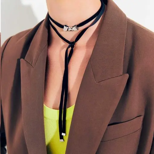 CHOKER EM VELUDO COM PINGENTE DE LAÇO VAZADO BANHADO A RÓDIO