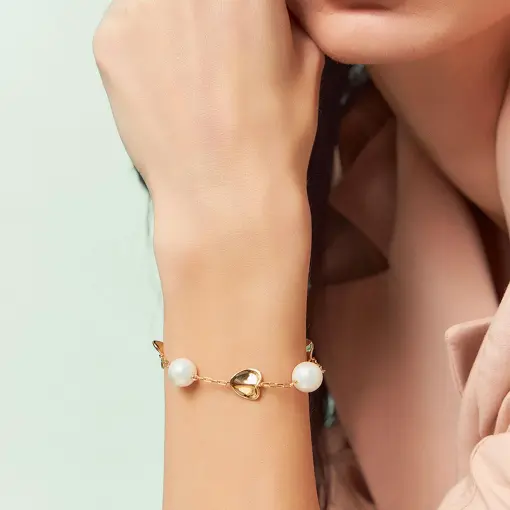 PULSEIRA COM FOLHAS LISAS E PÉROLA SHELL BANHADA A OURO