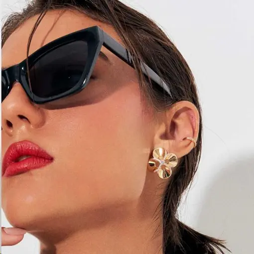 BRINCO DE FLOR LISO E CRAVEJADO DE ZIRCÔNIAS