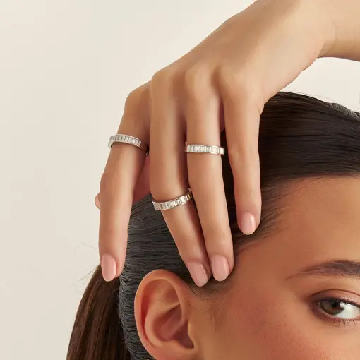 ANEL COM CRISTAIS BAGUETES