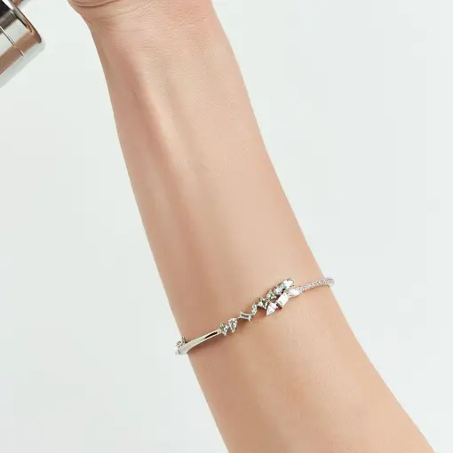 BRACELETE CURVO COM CRISTAIS E ZIRCÔNIAS PRATA RODINADA