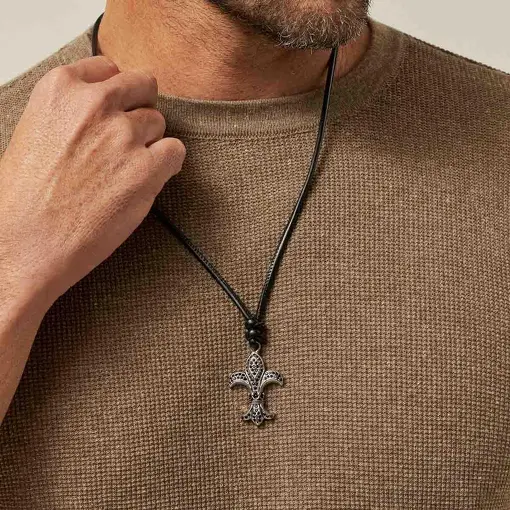 COLAR COM PINGENTE FLOR DE LIS CRAVEJADO EM AÇO