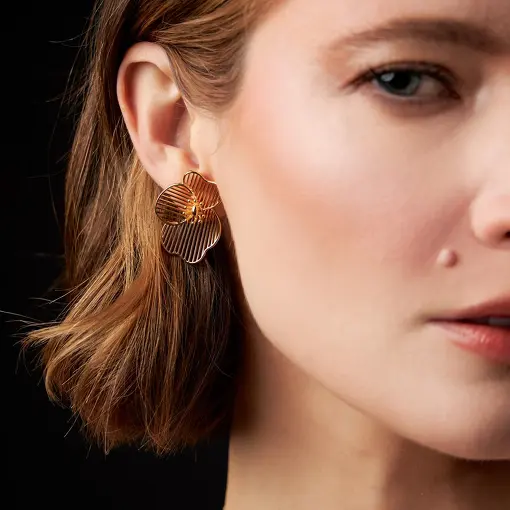 BRINCO DE FLOR TEXTURIZADO BANHADO A OURO