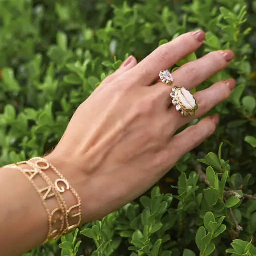 ANEL REGULÁVEL COM BÚZIOS E CRISTAL DE GOTA BANHADO A OURO