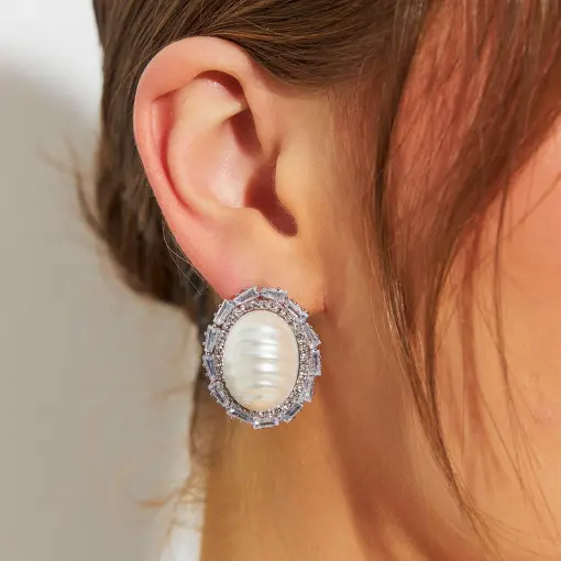 BRINCO OVAL COM CRISTAL PÉROLA SHELL TRABALHADA E ZIRCÔNIAS