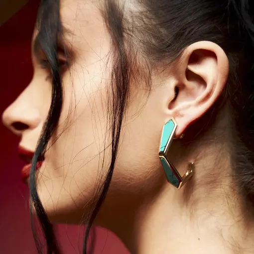 MEIA ARGOLA ASSIMÉTRICA COM CRISTAIS