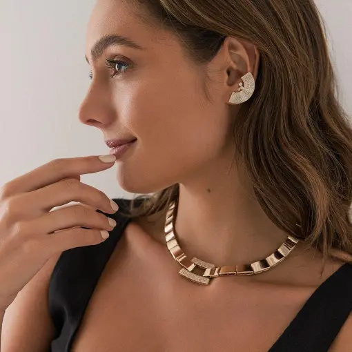 BRINCO CURVO CRAVEJADO COM ZIRCÔNIAS