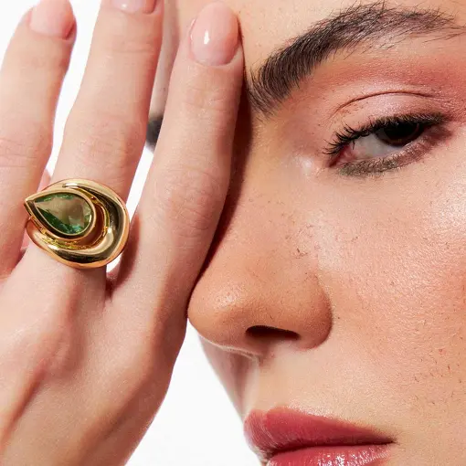 ANEL ABAULADO E VAZADO COM GOTA EM CRISTAL