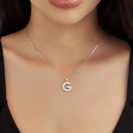 COLAR COM PINGENTE DE LETRA "G" EM CRISTAIS