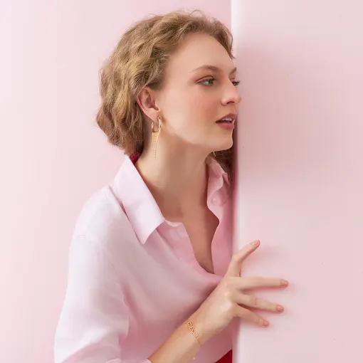 MEIA ARGOLA COM PÊNDULO DE GRANULAÇÕES LISAS BANHADA A OURO