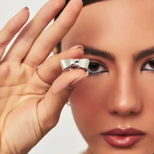 BROCHE DE LAÇO CURVO E VAZADO BANHADO A RÓDIO