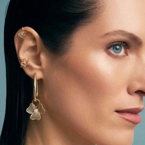 PIERCING DE ORELHA UNITÁRIO DE FLOR VAZADO COM ZIRCÔNIAS