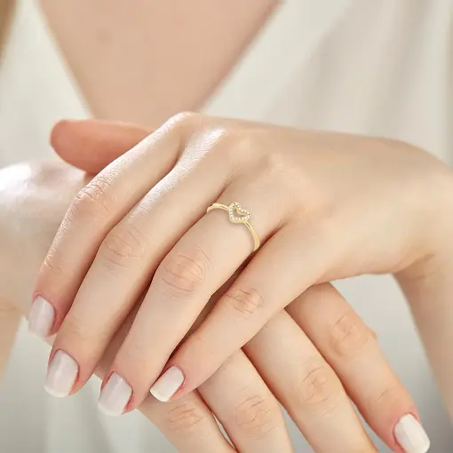 ANEL DE CORAÇÃO VAZADO E ZIRCÔNIAS  BANHADO A OURO