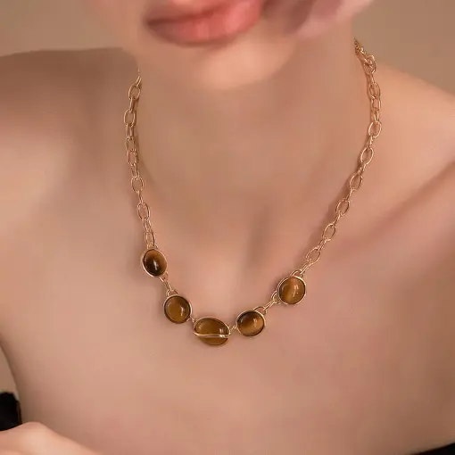 COLAR COM CRISTAIS OVAIS E ELOS VAZADOS BANHADO A OURO