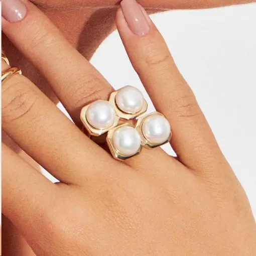 ANEL COM QUADRADOS LISOS E PÉROLAS SHELL