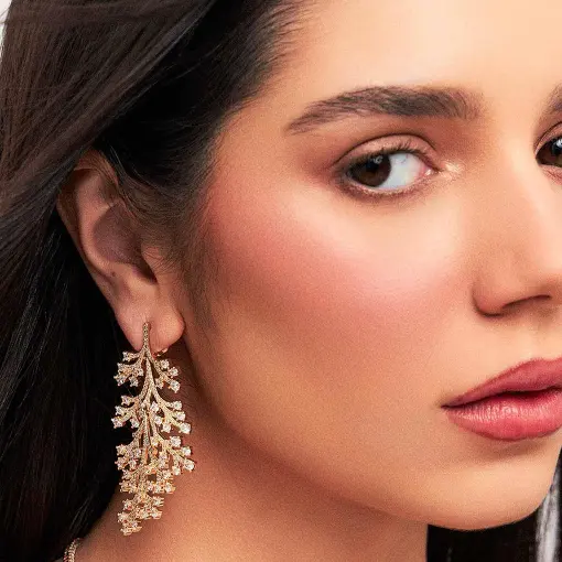 BRINCO PÊNDULO DE FOLHA COM CRISTAIS E ZIRCÔNIA