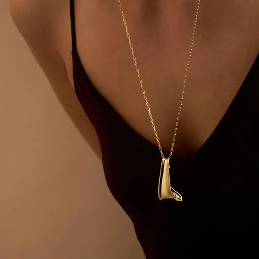 COLAR COM PINGENTE CURVO TRABALHADO E LISO