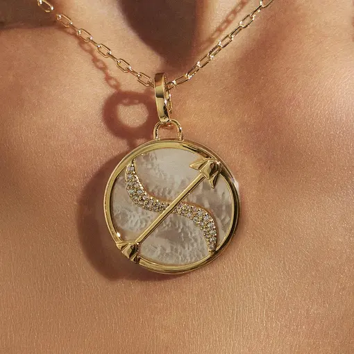 COLAR COM PINGENTE SIGNO SAGITÁRIO EM MADREPÉROLA E ZIRCÔNIA