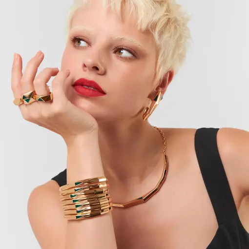 ANEL COM TRIANGULOS FACETADO E ESMALTADO BANHADO A OURO