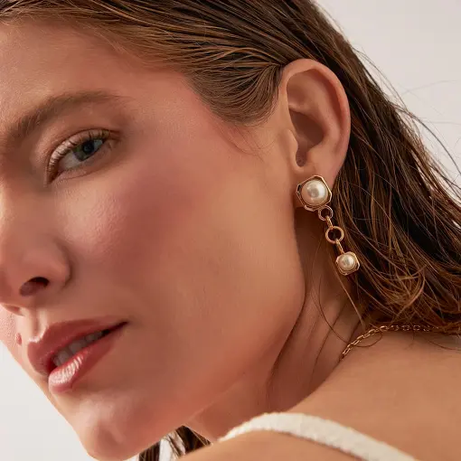 BRINCO PÊNDULO COM QUADRADOS E PÉROLAS SHELL BANHADO A OURO