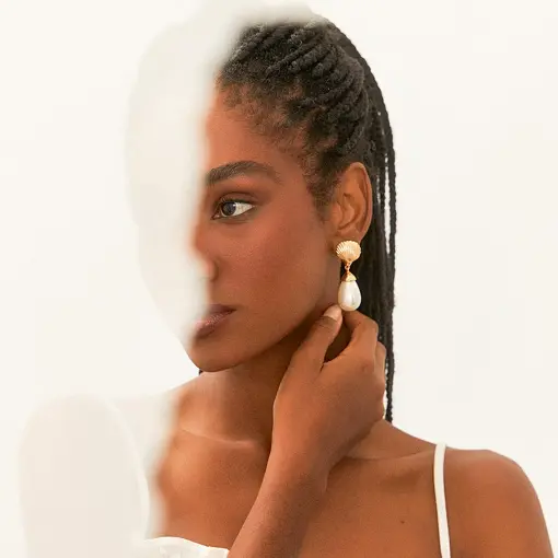 BRINCO DE CONCHA E PÉROLA DE GOTA BANHADO A OURO