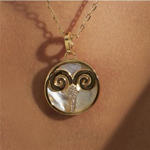 COLAR COM PINGENTE SIGNO ÁRIES EM MADREPÉROLA E ZIRCÔNIA