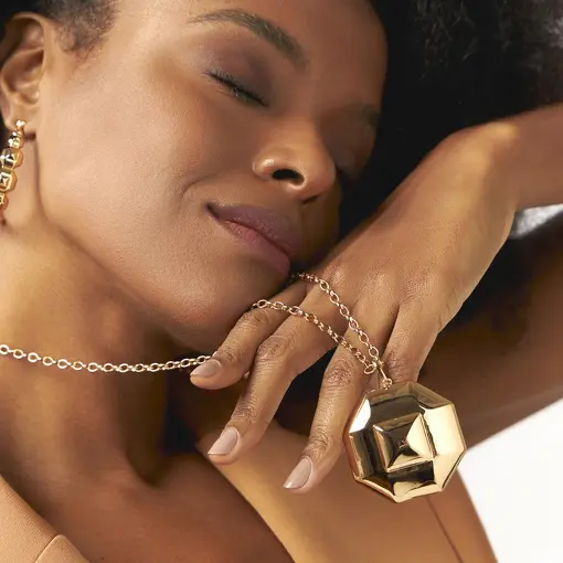 COLAR COM PINGENTE GEOMETRICO TEXTURIZADO BANHADO A OURO