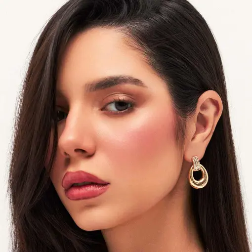 BRINCO OVAL VAZADO E ZIRCÔNIAS BANHADO A OURO