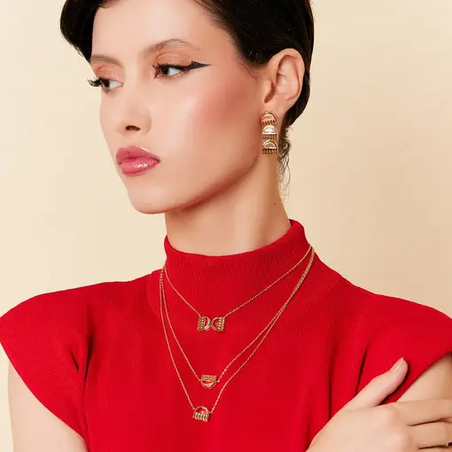 COLAR COM PINGENTE TEXTURIZADO E CRISTAL BANHADO A OURO