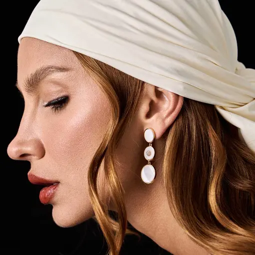 BRINCO PÊNDULO OVAL EM MADREPÉROLA E ZIRCÔNIAS