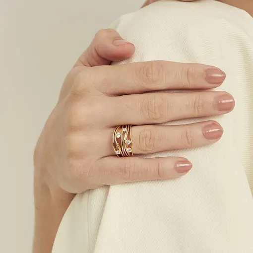 ANEL CURVO E VAZADO COM CRISTAIS REDONDOS