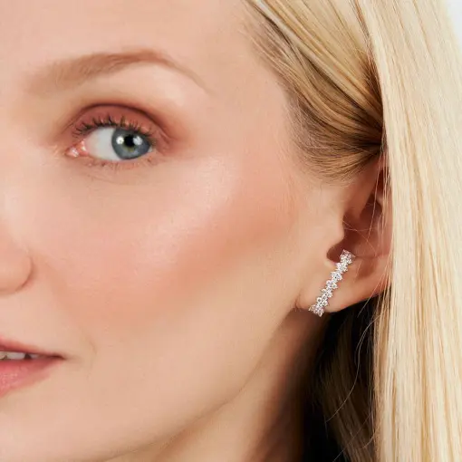 BRINCO EAR HOOK CURVO COM ZIRCÔNIAS PRATA RODINADA