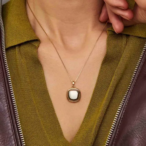 COLAR COM PINGENTE QUADRADO ABAULADO DOIS TONS