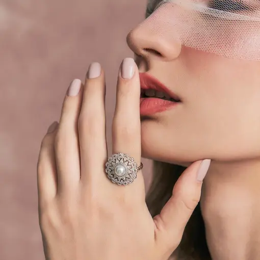 ANEL DE FLOR COM PÉROLA SHELL E ZIRCÔNIAS