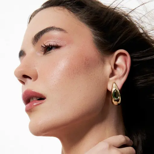 MEIA ARGOLA ABAULADA COM CRISTAL DE GOTA