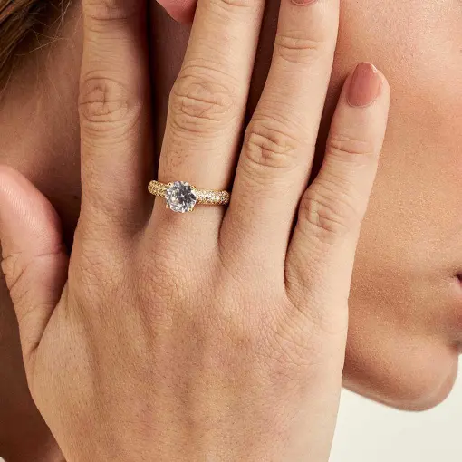 ANEL SOLITÁRIO COM CRISTAL E ZIRCÔNIAS