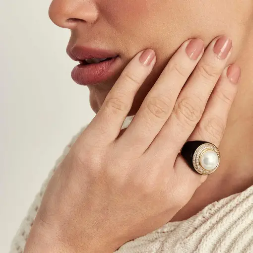 ANEL REDONDO ESMALTADO COM PÉROLA SHELL E ZIRCÔNIAS