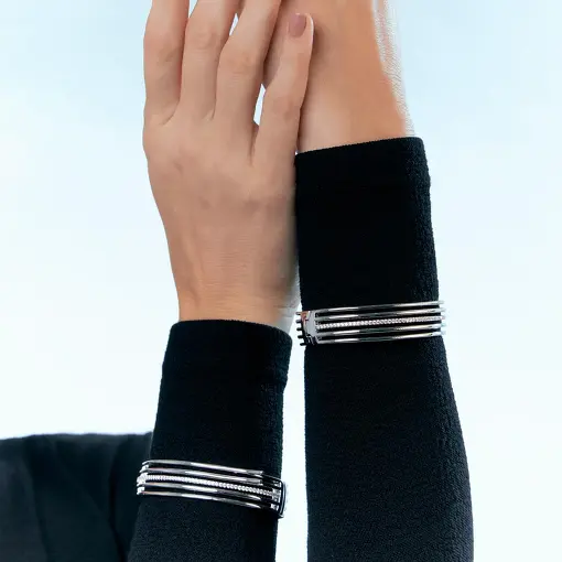 BRACELETE CINCO VOLTAS CRAVEJADO DE ZIRCÔNIAS E LISO