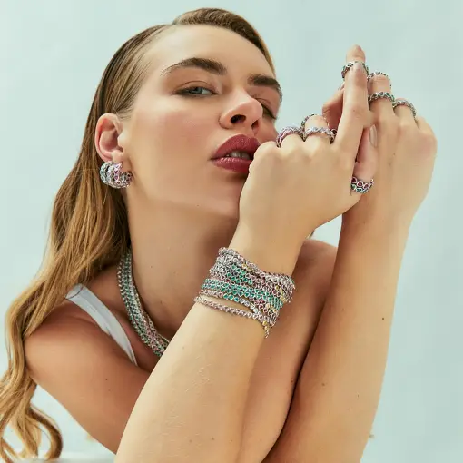 MEIA ARGOLA COM CRISTAIS DE CORAÇÃO