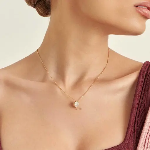 COLAR COM PINGENTE REDONDO CRAVEJADO BANHADO A OURO