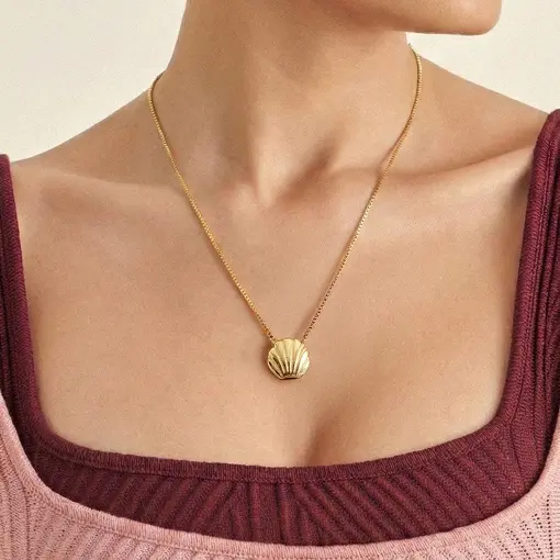COLAR COM PINGENTE DE CONCHA TEXTURIZADA BANHADA A OURO