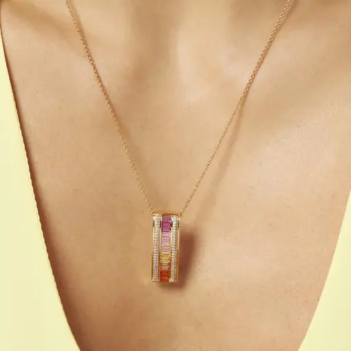 COLAR COM PINGENTE RETANGULAR COM CRISTAIS  BANHADO A OURO
