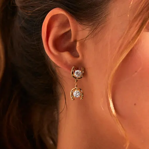 BRINCO PÊNDULO DE FERRADURA COM CRISTAL BANHADO A OURO