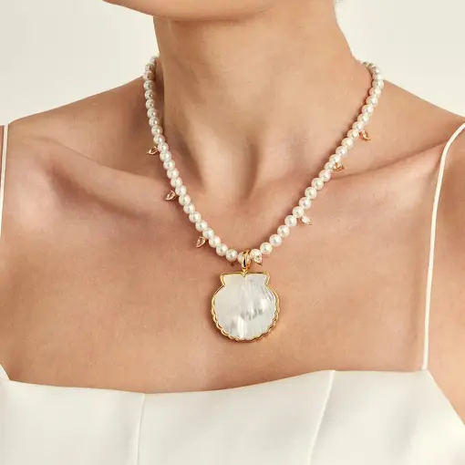PINGENTE COM FECHO DE CONCHA EM MADREPÉROLA