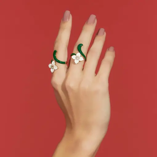 ANEL DE FLOR ESMALTADO COM CRISTAL E ZIRCÔNIA BANHADO A OURO
