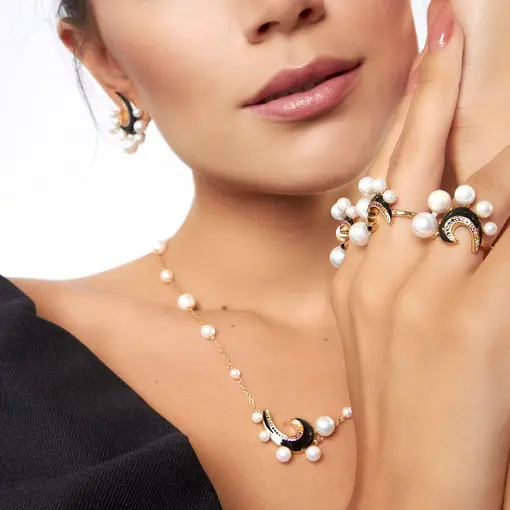 ANEL CURVO ESMALTADO PRETO E PÉROLA SHELL BANHADO A OURO