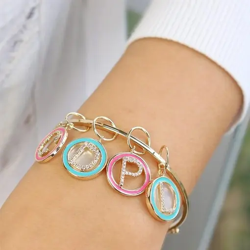 PINGENTE REDONDO COM LETRA "P" ESMALTADO ROSA BANHADA A OURO